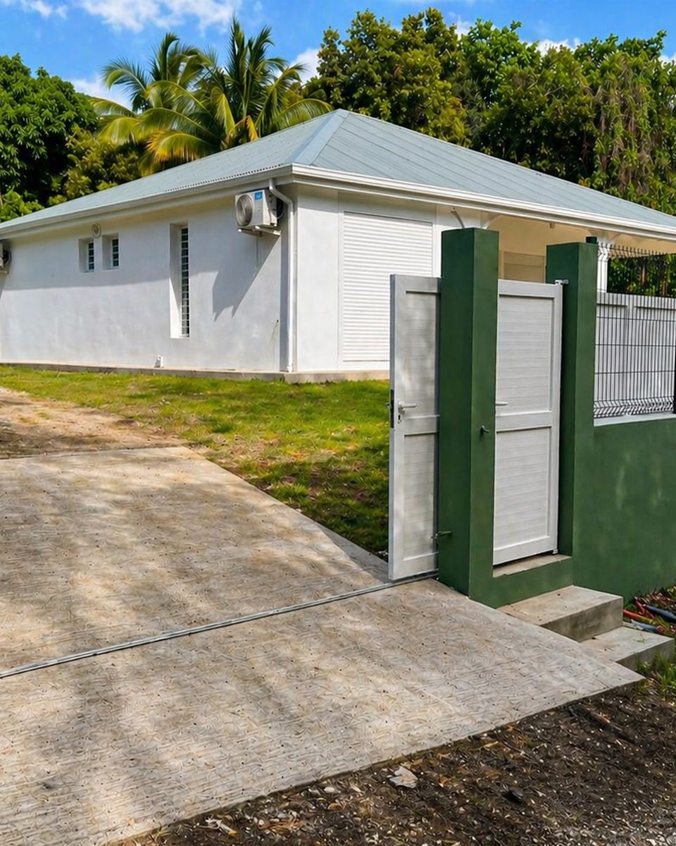 Façade de la villa avec portail et parking privé dans la propriété