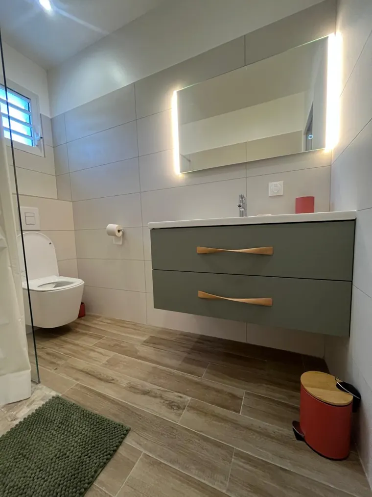 Salle d eau moderne avec douche à l italienne