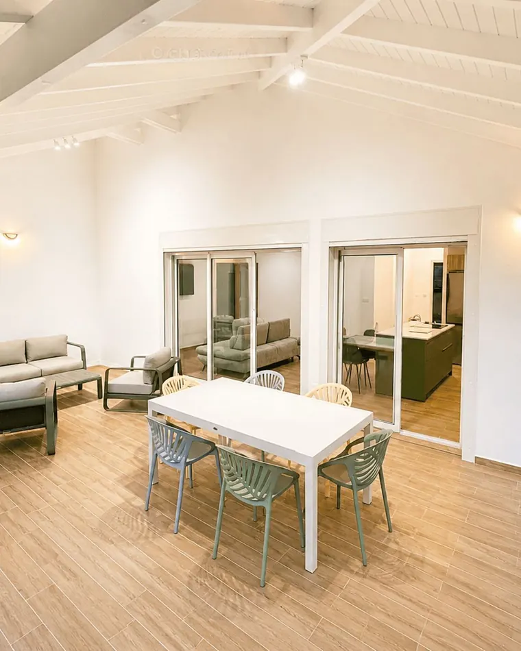 La varangue couverte de la Villa CABOUA, table pour six personnes