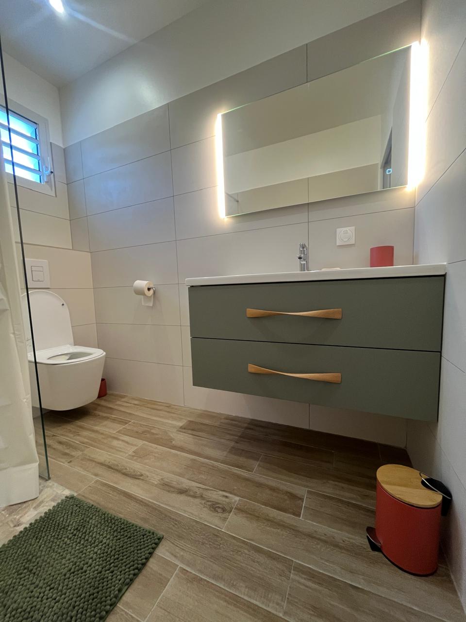 Salle d eau moderne avec douche à l italienne