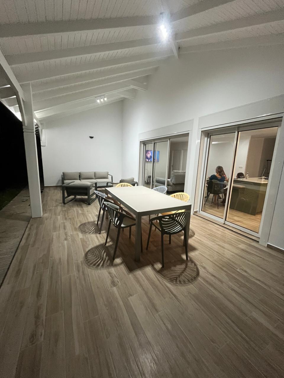 Terrasse couverte éclairée à la tombée de la nuit