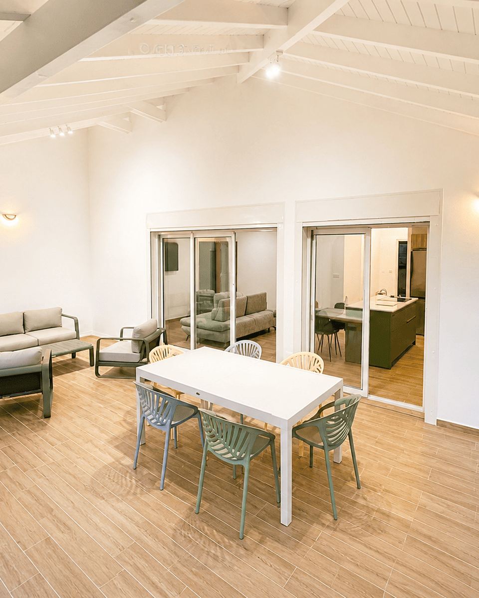 La varangue couverte de la Villa CABOUA, table pour six personnes